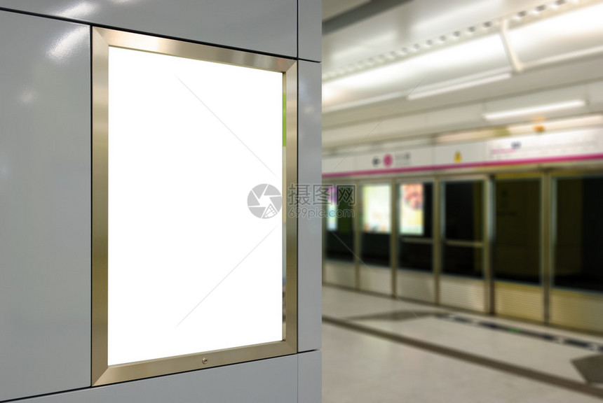 现代白色墙上一个带有地铁平台背景的大型垂直肖像定图片