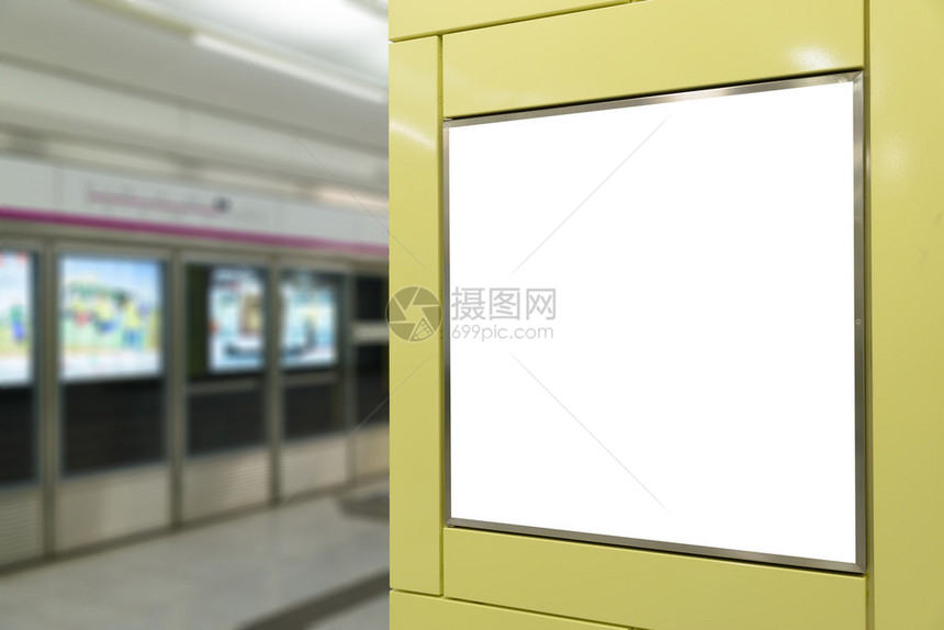 具有地铁平台背景的公共交通中一个大型垂直肖像定向空白布告牌图片