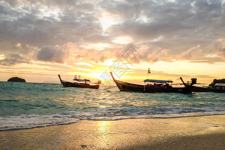 泰国丽贝渔船的海上日出图片