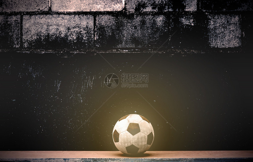 在墙上的旧木头上的足球图片