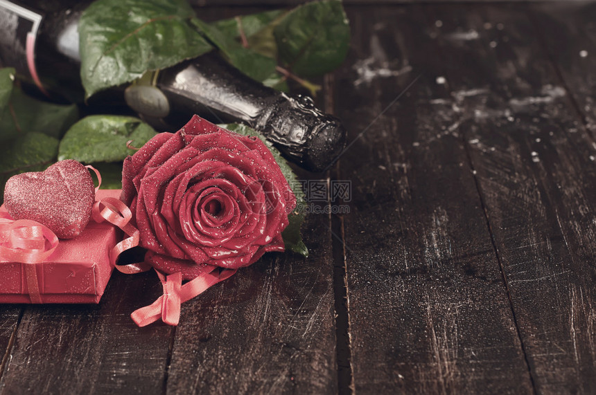 情人节的玫瑰和香槟在黑暗背景下图片