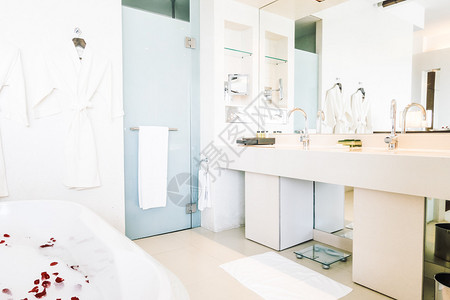 浴室内美丽的豪华白色浴缸装饰图片