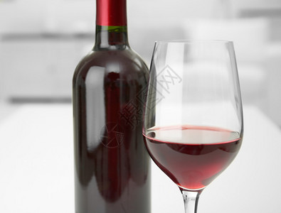 杯红葡萄酒瓶子在模糊图片