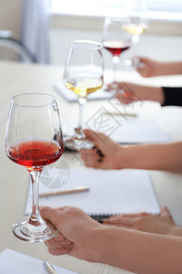 专家在餐桌上品尝新品种的葡萄酒图片