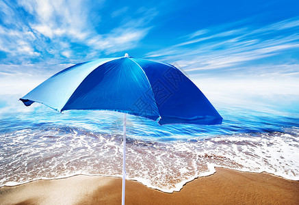 海滩上的遮阳伞和飞机的照片图片