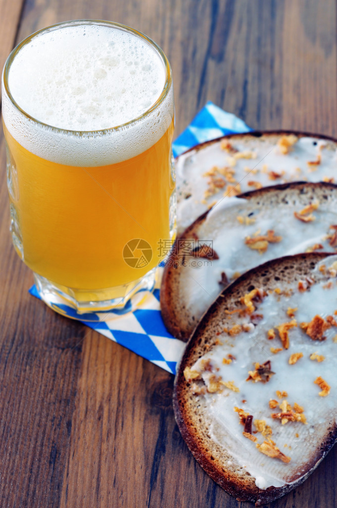 新鲜面包片有猪油和啤酒在霍托伯图片