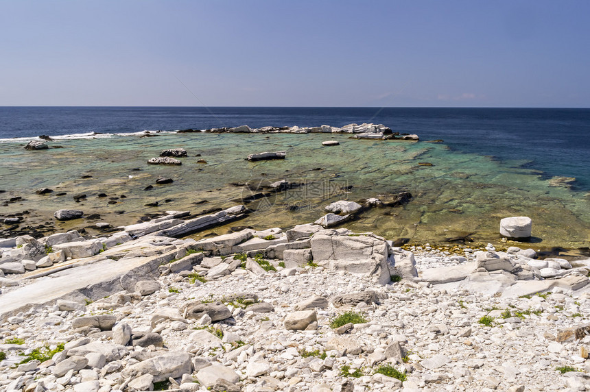 爱琴海岸和大理石在希腊阿利基塔索图片