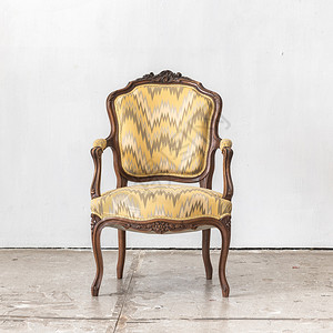 白墙复古房间的经典椅子风格图片