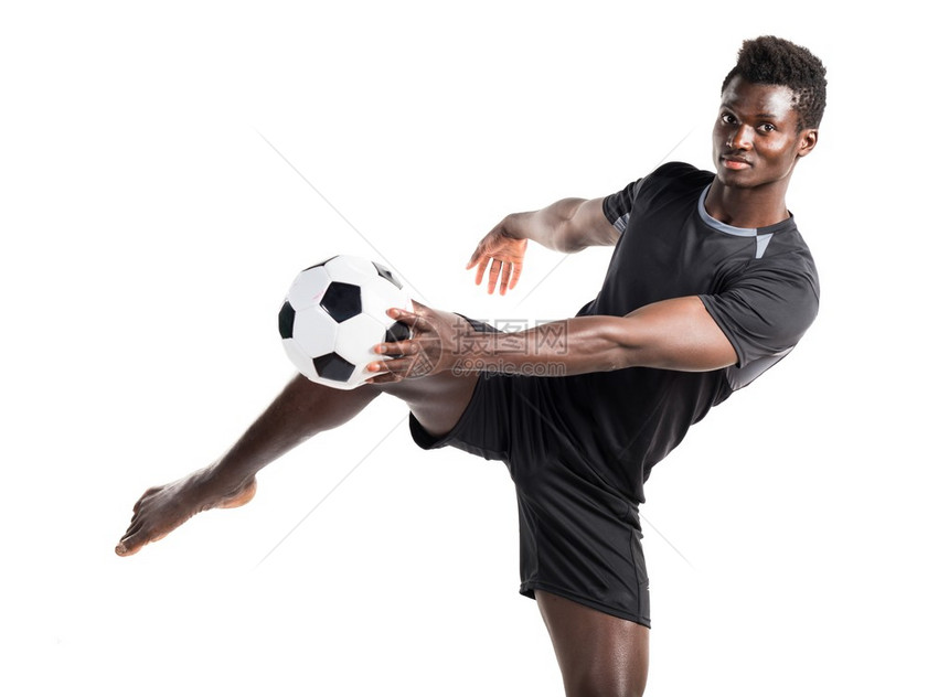 黑人踢足球图片