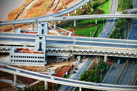 对现代高速公路和管道的空中观图片
