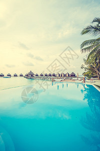 马尔代夫酒店度假村美丽的豪华室外游泳池背景图片