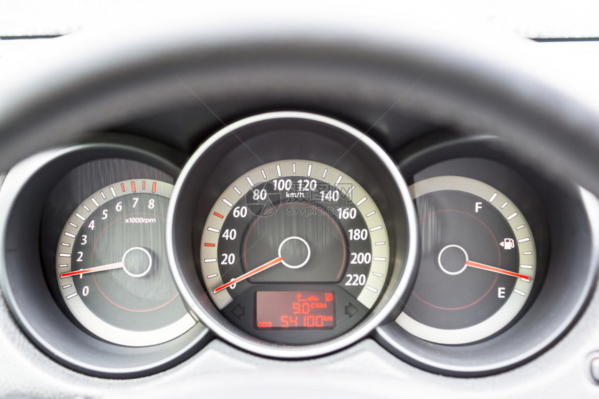 带里程表车速表转速表和燃油监视器的汽车经图片