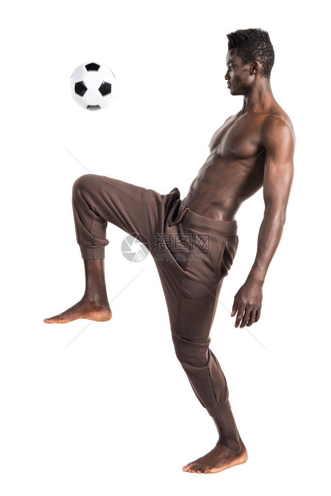 黑人踢足球图片