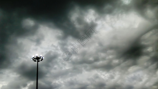电力柱和天空中的乌云图片