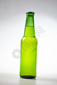 背景上的绿色啤酒瓶图片