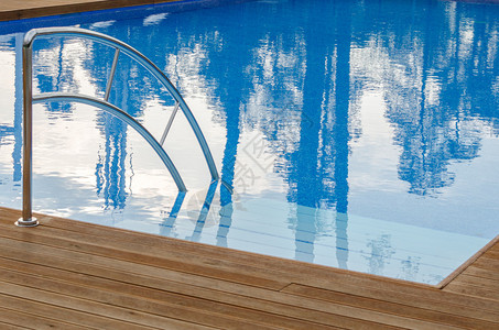 游泳池和木甲板非常适合作为背景图片