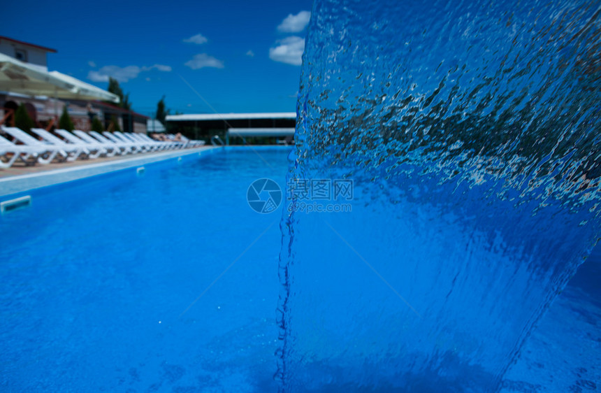 有蓝色水的游泳池水中游泳的照片池中图片