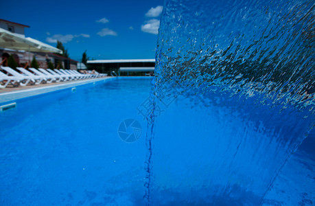 有蓝色水的游泳池水中游泳的照片池中图片