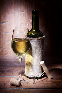 酒瓶和白葡萄酒杯在图片