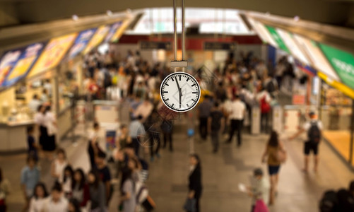 火车站的选定焦点时钟表人们在模图片