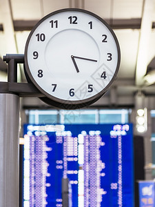时钟显示在车站机场旅行运输概念图片