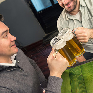 在酒吧愉快的同事下班后喝啤酒图片
