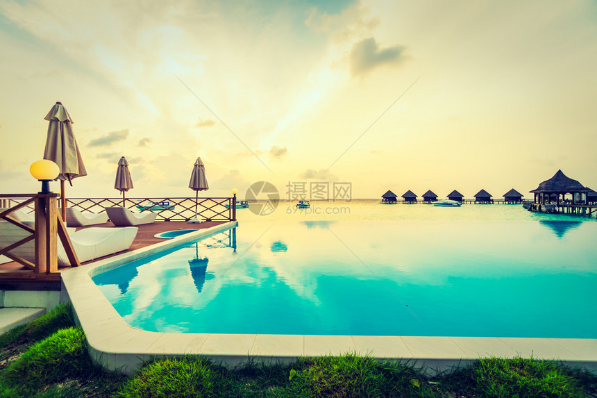 马尔代夫酒店度假村美丽的豪华室外游泳池图片