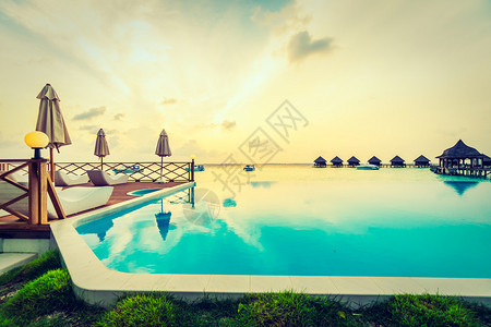 马尔代夫酒店度假村美丽的豪华室外游泳池图片