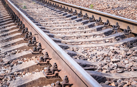 现代工业铁路钢铁路和加固图片