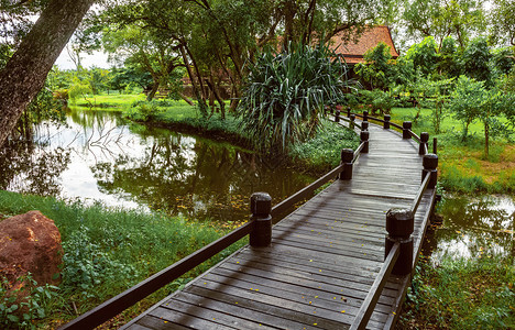 城市公园小河上的木桥图片