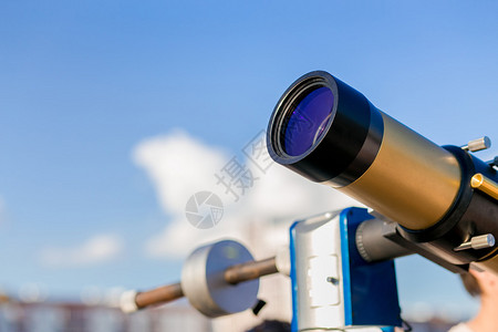 蓝天的业余太阳能望远镜科学爱好的背景图片