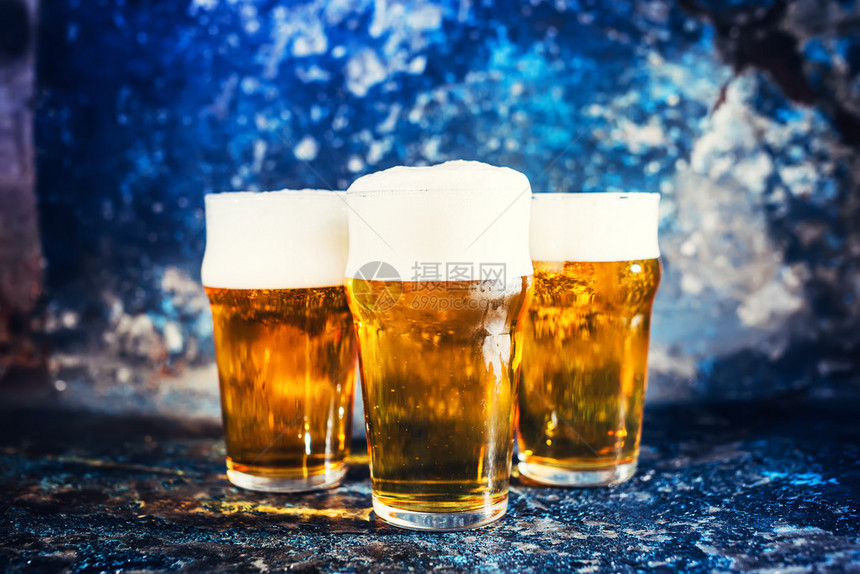 一杯淡啤酒吧供应冷淡啤酒图片