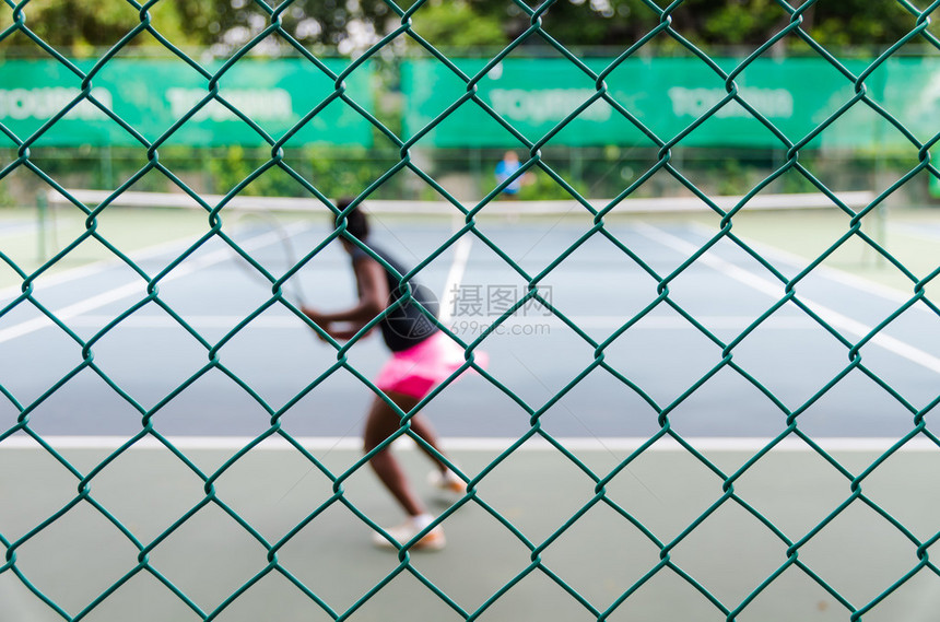网球场与网球运动员为体育概念设计的网球场的脱重图片