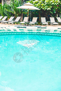 美丽的户外游泳池在旅馆度假村配图片