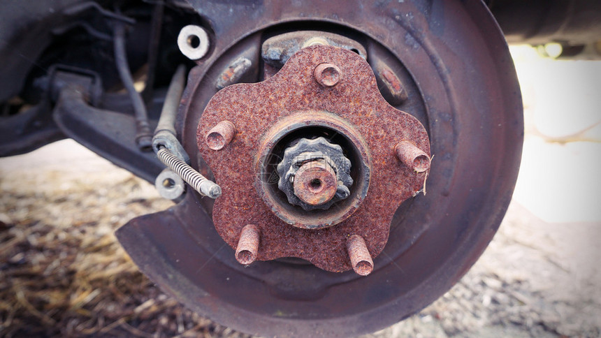 老生锈的旧汽车轮辋图片