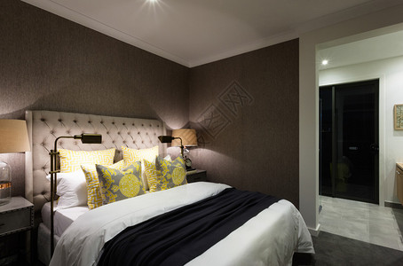 现代豪华酒店卧室配有灯光和为某图片