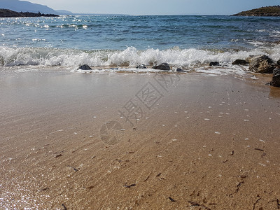 美丽的海洋海浪和沙油海水图片