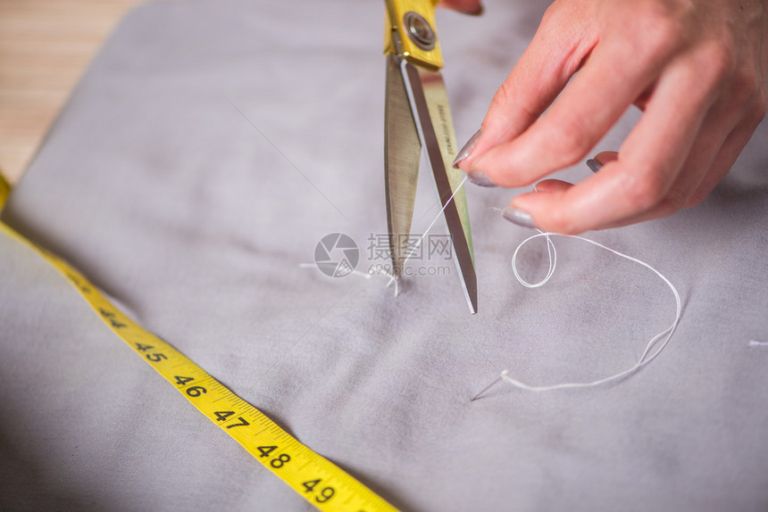 裁缝手正在制作新衣服图片