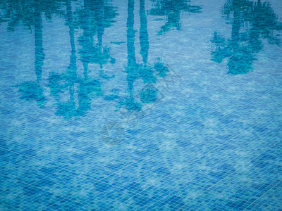 在游泳池的水中用平方形地板砖粉碎了几片图片