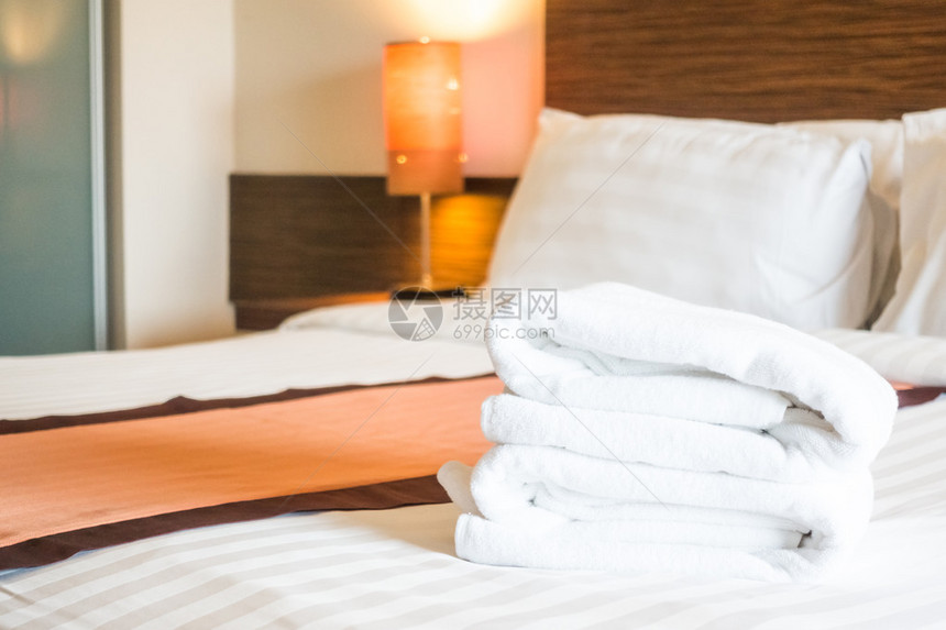 在室内卧室的床装饰上用浴巾挂在图片