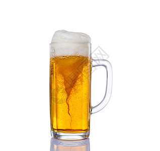 冰霜杯的轻啤酒隔离图片