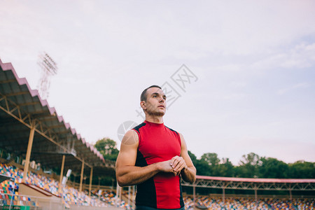 男运动员在体育场短跑运动员图片