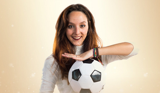 拿着足球的年轻女孩图片