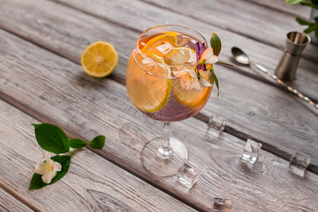 杯子里加柠檬的饮料木质表面的酒杯如何准备汤姆柯林斯最好的酒图片