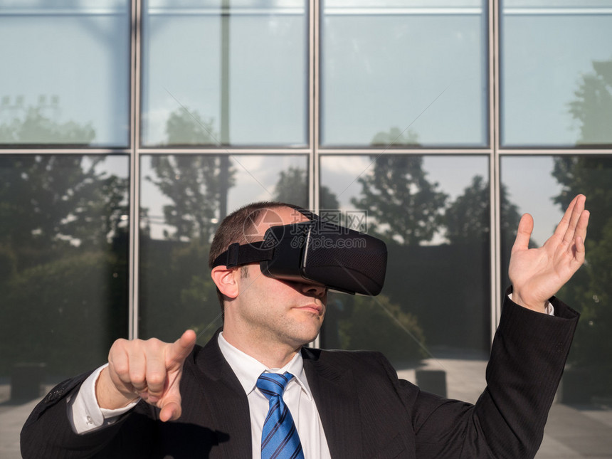商人在商业中心使用虚拟现实眼镜图片