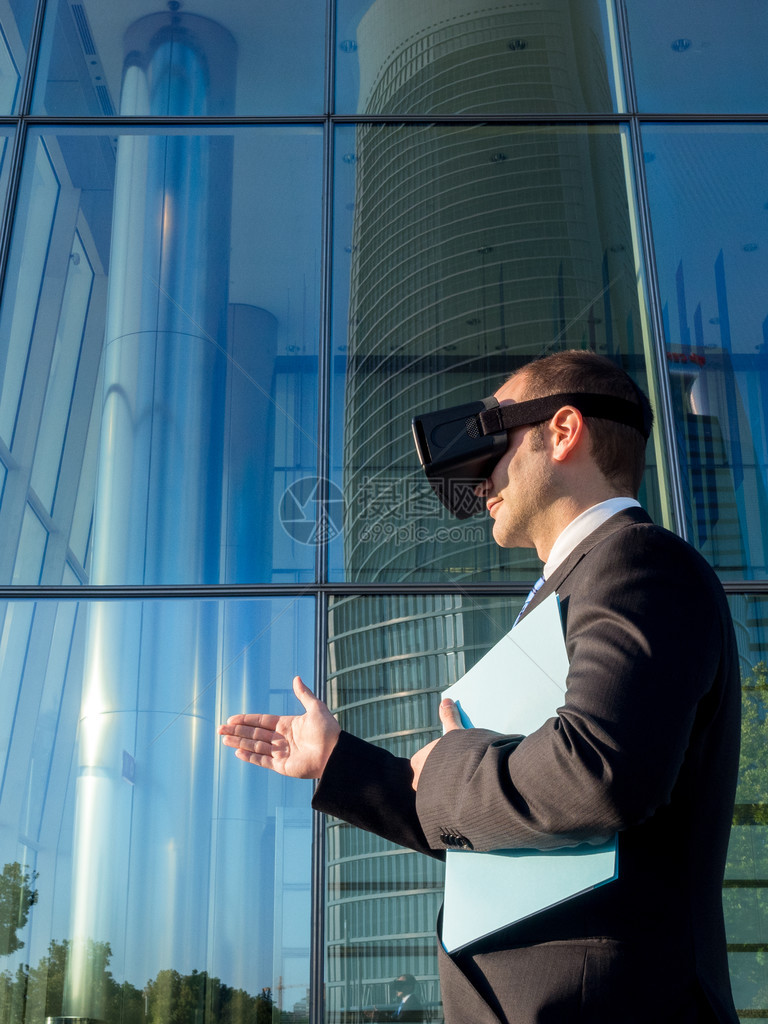 商人使用虚拟现实眼镜在网络空间开会商业图片