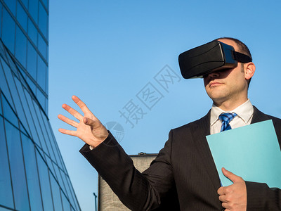 商人使用虚拟现实眼镜在网络空间开会商业图片