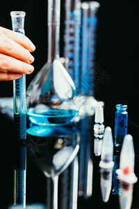 具有不同管和化学设备的研究实验室研图片