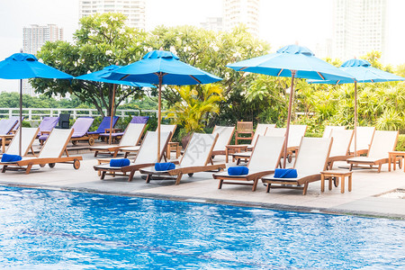 酒店和度假胜地游泳池周围的伞状和椅子装饰图片