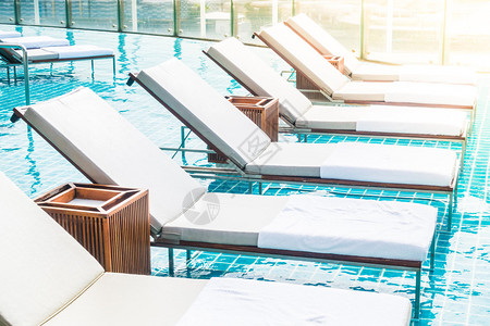 酒店度假胜地游泳池周围美丽的豪华坐椅过滤效图片
